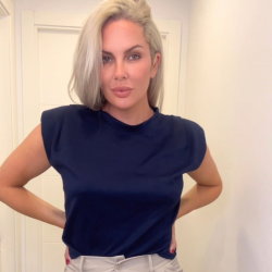 CAMISETA DRAPEADA HOMBRERAS - AZUL MARINO